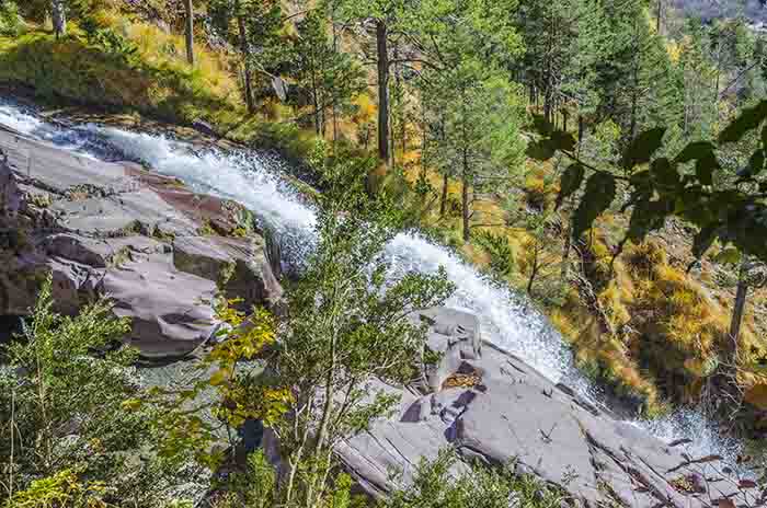 Huesca - valle de La Larri 23 - cascadas de La Larrri.jpg